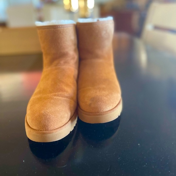 Ugg boots in chestnut! Warm and cozy, been worn twice. - Picture 4 of 7